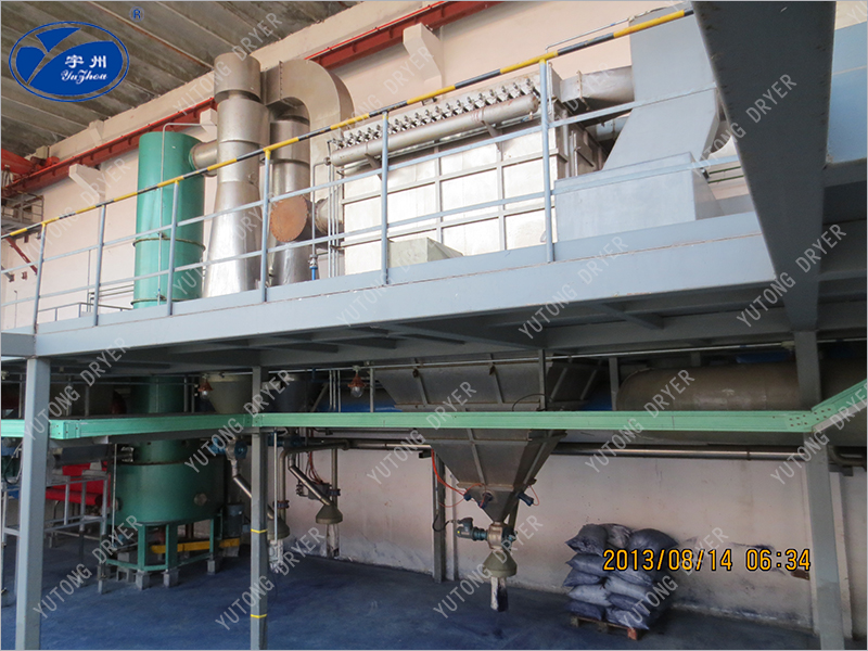 После фильтрации фильтром воздуха средней школы окружающий воздух подается воздуходувкой в паровой радиатор и нагревается до установленной технологической температуры. Затем он входит в сушильный концентратор флэш - пара, который вместе с сухим фильтром, отправленным из винтового питателя в сушильный хост, завершает процесс сушки теплоносителя в сухом хосте. Газоустойчивая смесь отделяется и фильтруется циклонным сепаратором и мешковым пылеуловителем, материал отделяется от газа в сухой системе и выбрасывается в атмосферу вентилятором. Продукты, выпускаемые из циклонных сепараторов, упаковываются в воздухопроводные вентиляторы, всасываемые во временные хранилища.